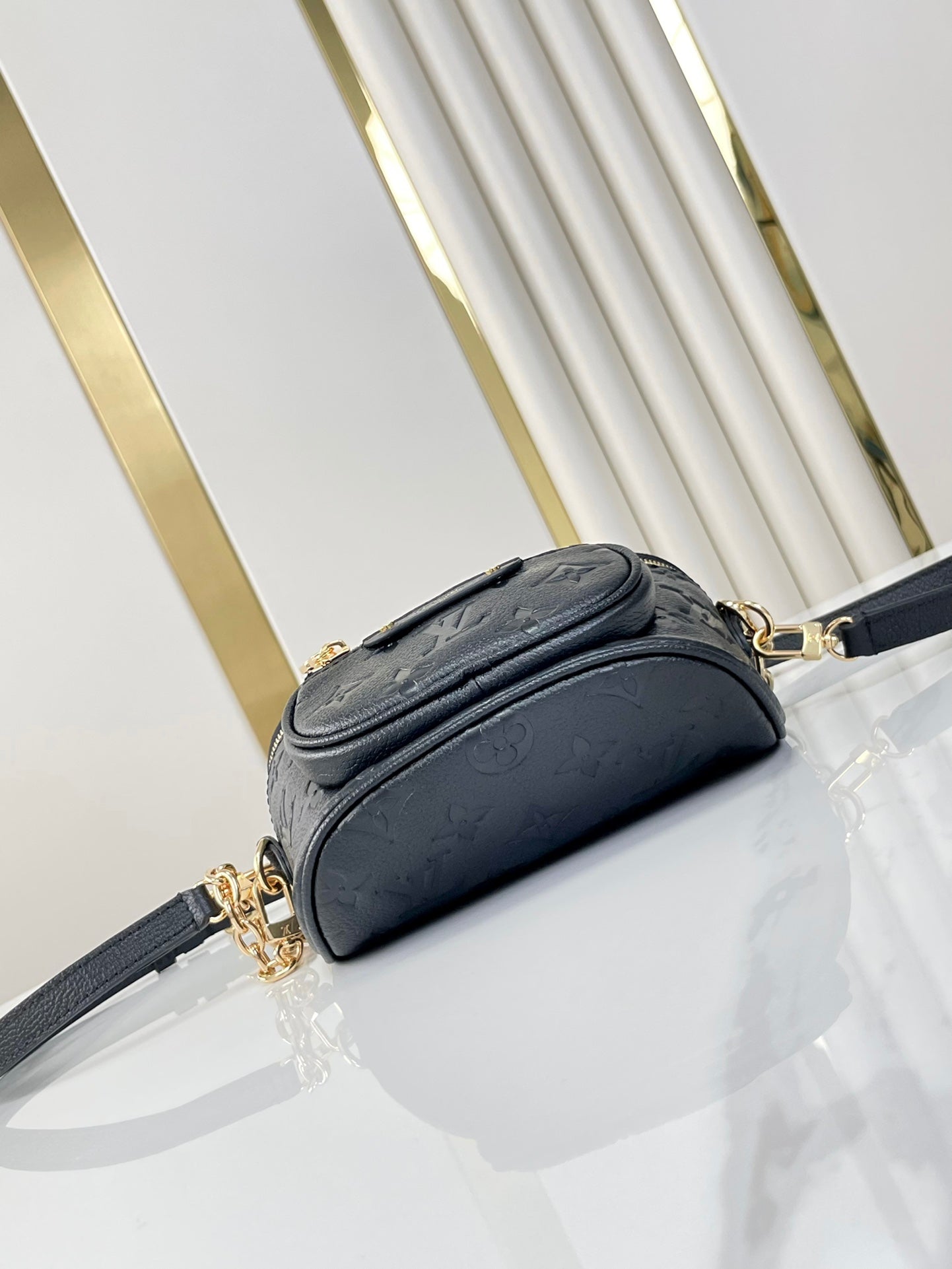 MINI SAC BANANE 17 EN CUIR NOIR MONOGRAMME EMPREINTE QUINCAILLERIE DORÉ