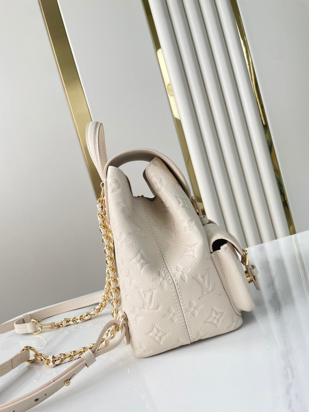 SAC À DOS DE SECOURS 22 EN CUIR EMPREINTE MONOGRAMME CRÈME