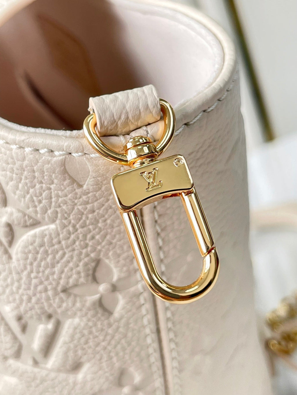 SAC À DOS DE SECOURS 22 EN CUIR EMPREINTE MONOGRAMME CRÈME