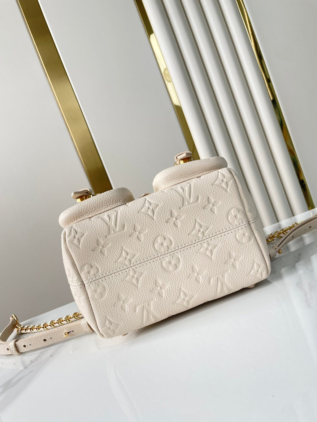 SAC À DOS DE SECOURS 22 EN CUIR EMPREINTE MONOGRAMME CRÈME