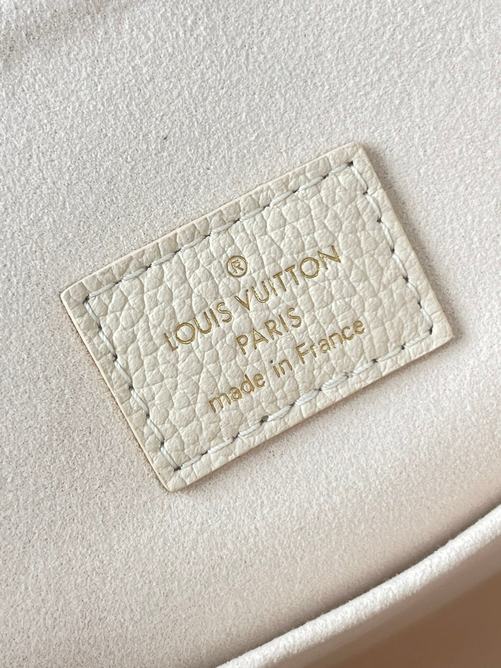 SAC À DOS DE SECOURS 22 EN CUIR EMPREINTE MONOGRAMME CRÈME