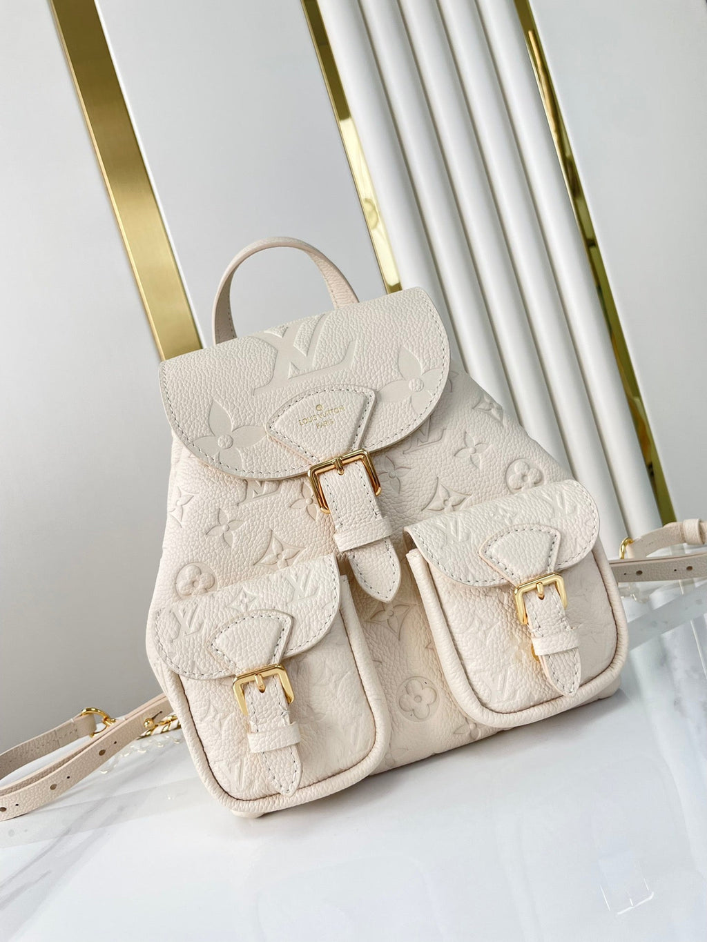 SAC À DOS DE SECOURS 22 EN CUIR EMPREINTE MONOGRAMME CRÈME