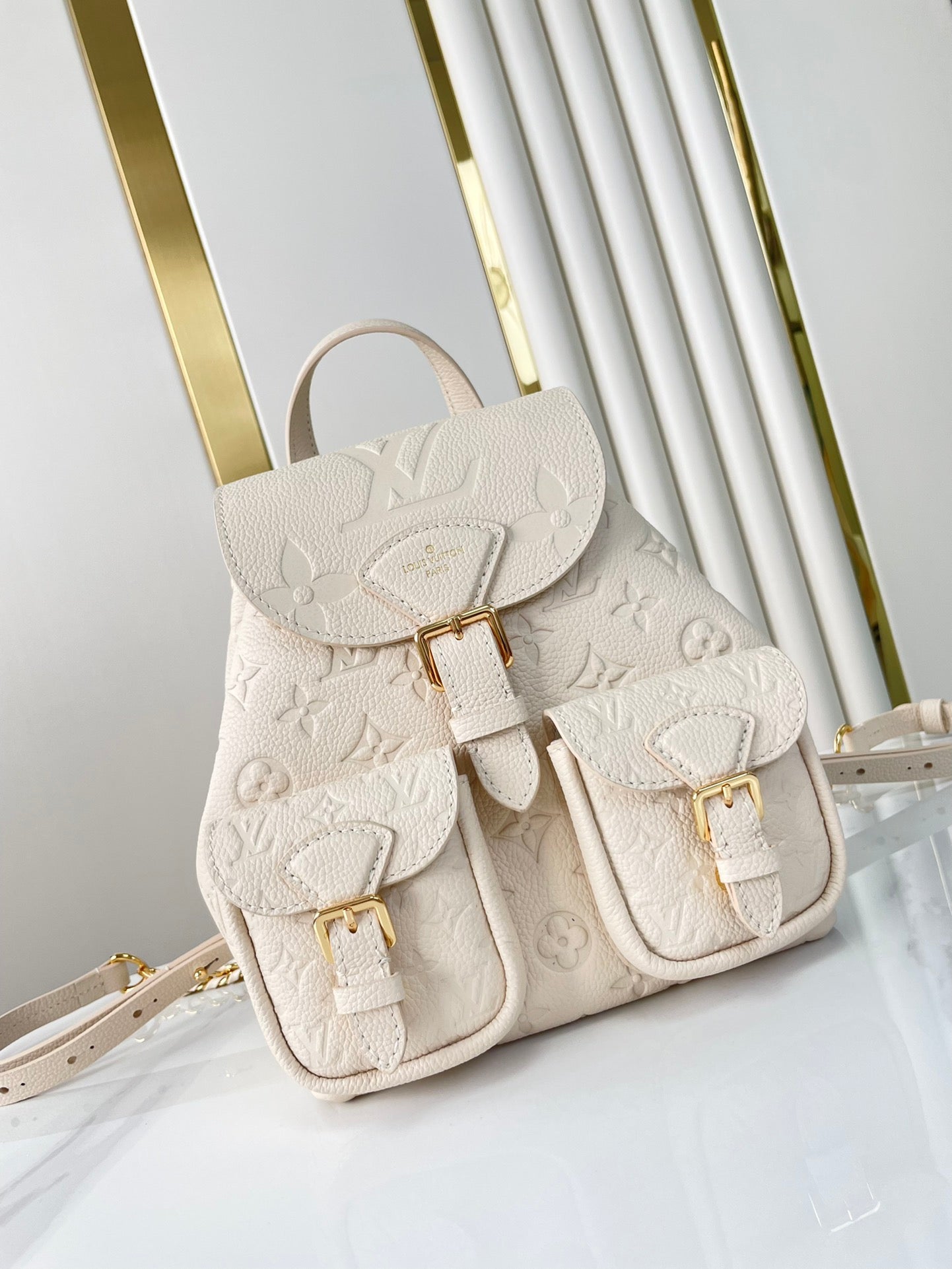 SAC À DOS DE SECOURS 22 EN CUIR EMPREINTE MONOGRAMME CRÈME