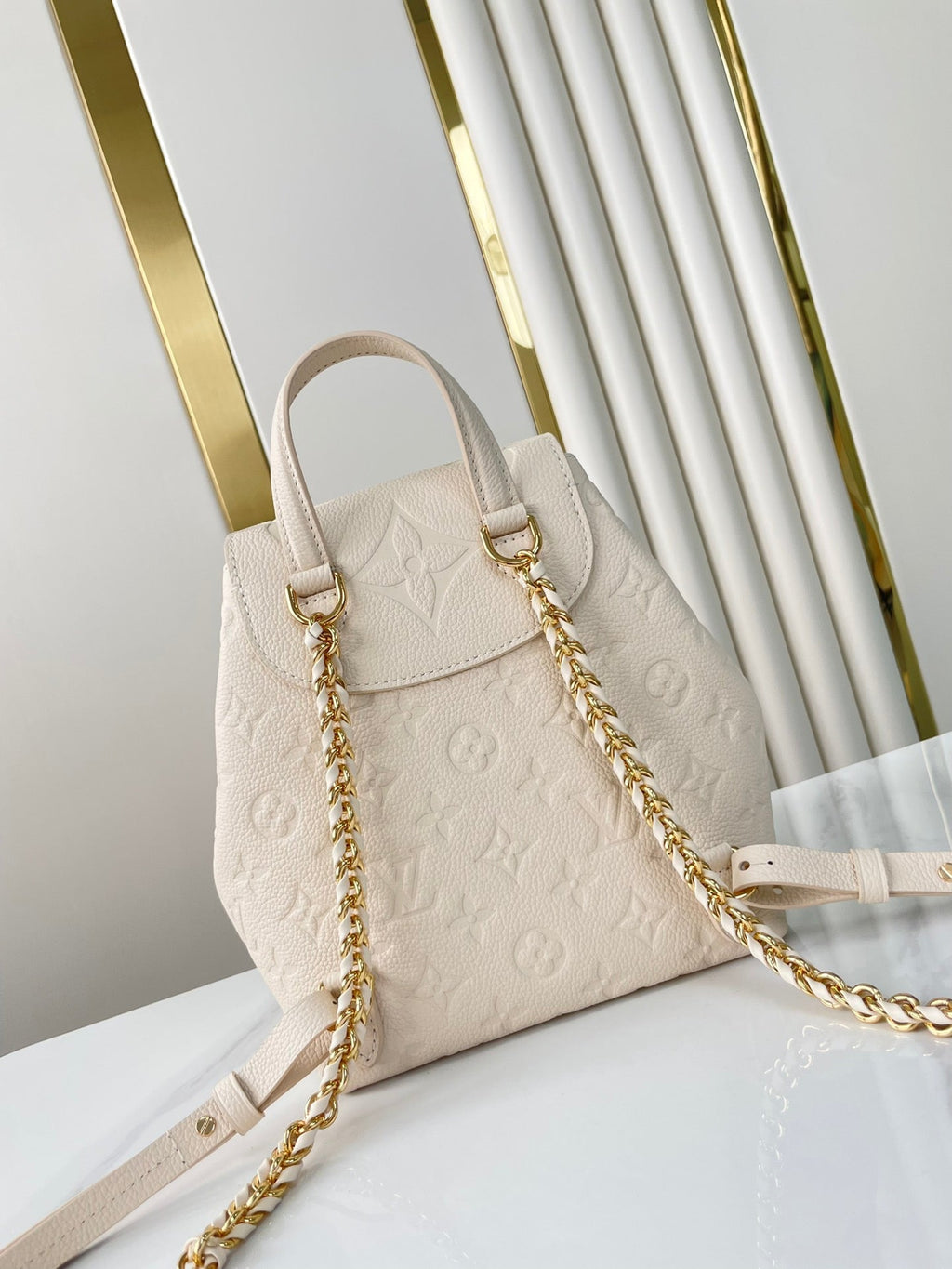 SAC À DOS DE SECOURS 22 EN CUIR EMPREINTE MONOGRAMME CRÈME