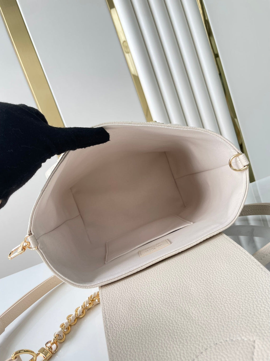 SAC À DOS DE SECOURS 22 EN CUIR EMPREINTE MONOGRAMME CRÈME