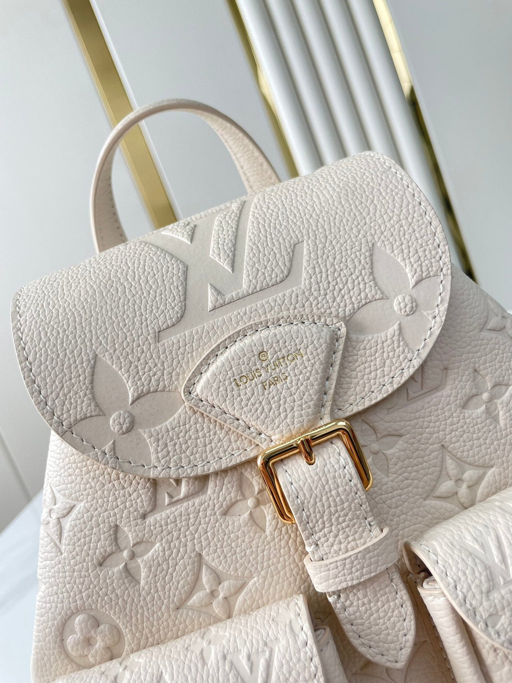 SAC À DOS DE SECOURS 22 EN CUIR EMPREINTE MONOGRAMME CRÈME