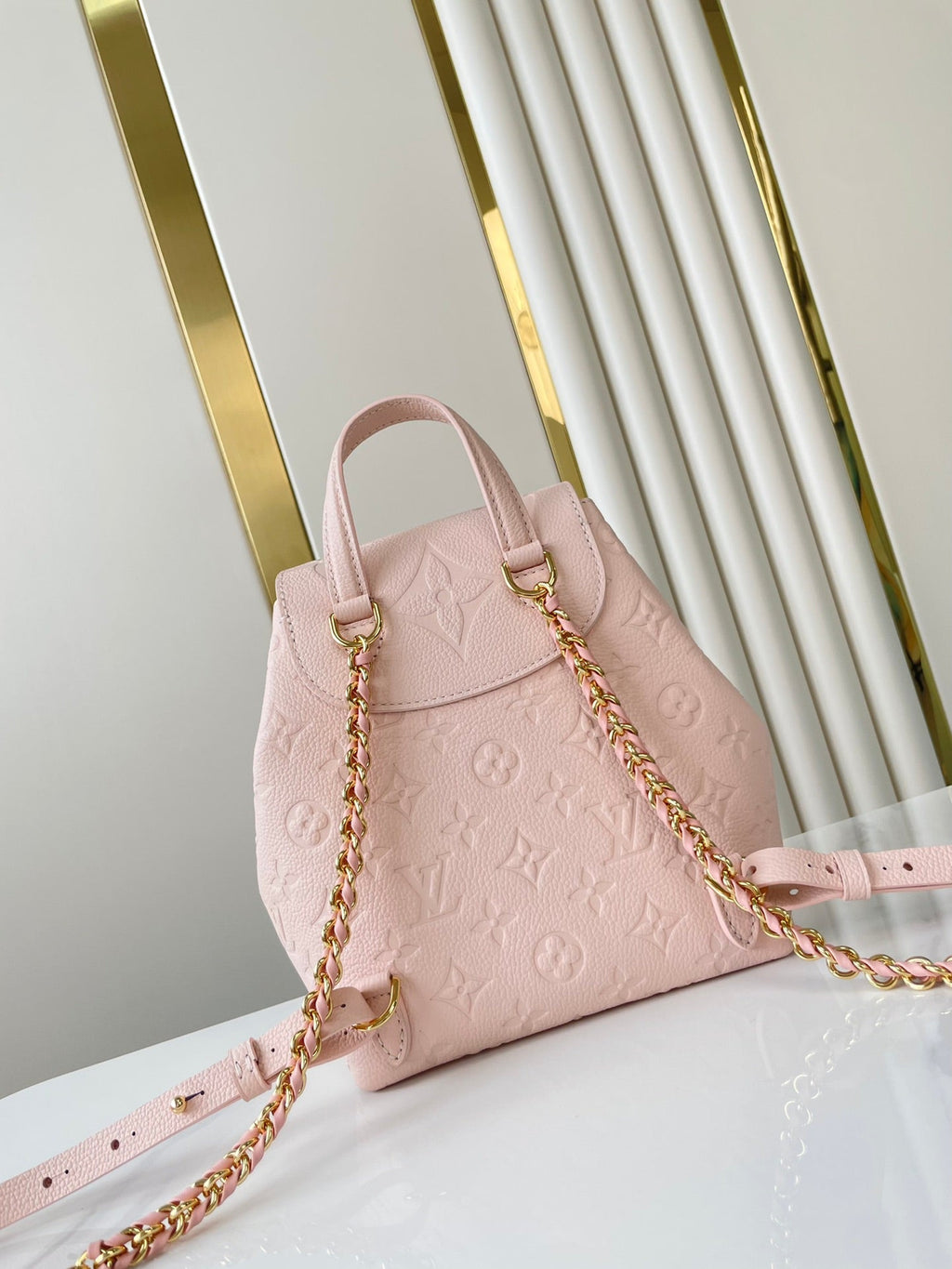 SAC À DOS DE SECOURS 22 EN CUIR EMPREINTE MONOGRAMME ROSE CLAIR