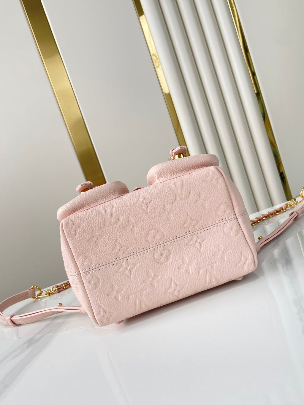 SAC À DOS DE SECOURS 22 EN CUIR EMPREINTE MONOGRAMME ROSE CLAIR