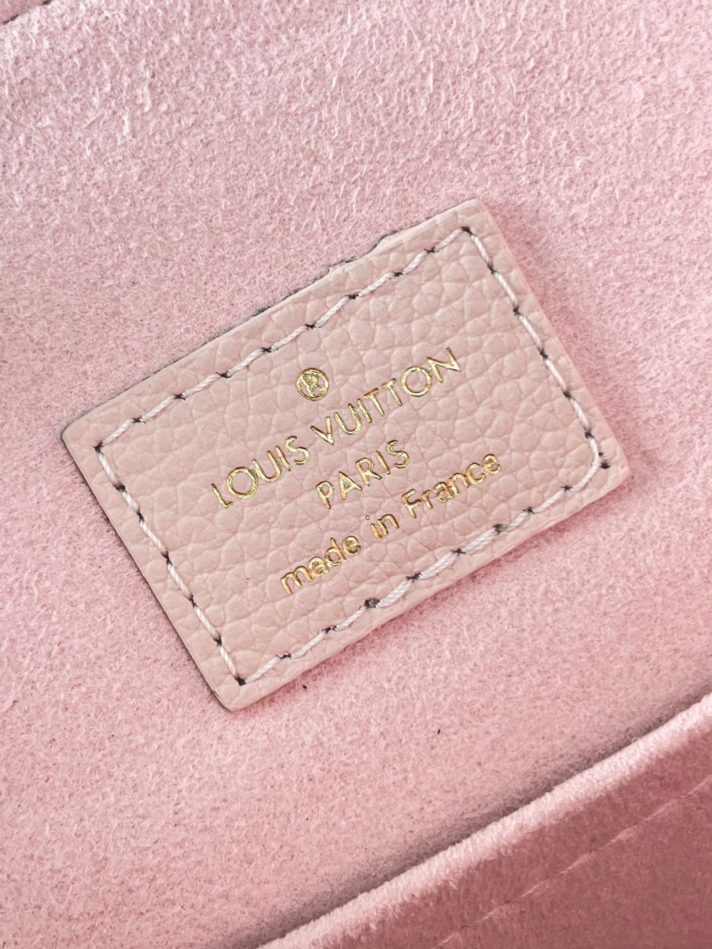 SAC À DOS DE SECOURS 22 EN CUIR EMPREINTE MONOGRAMME ROSE CLAIR