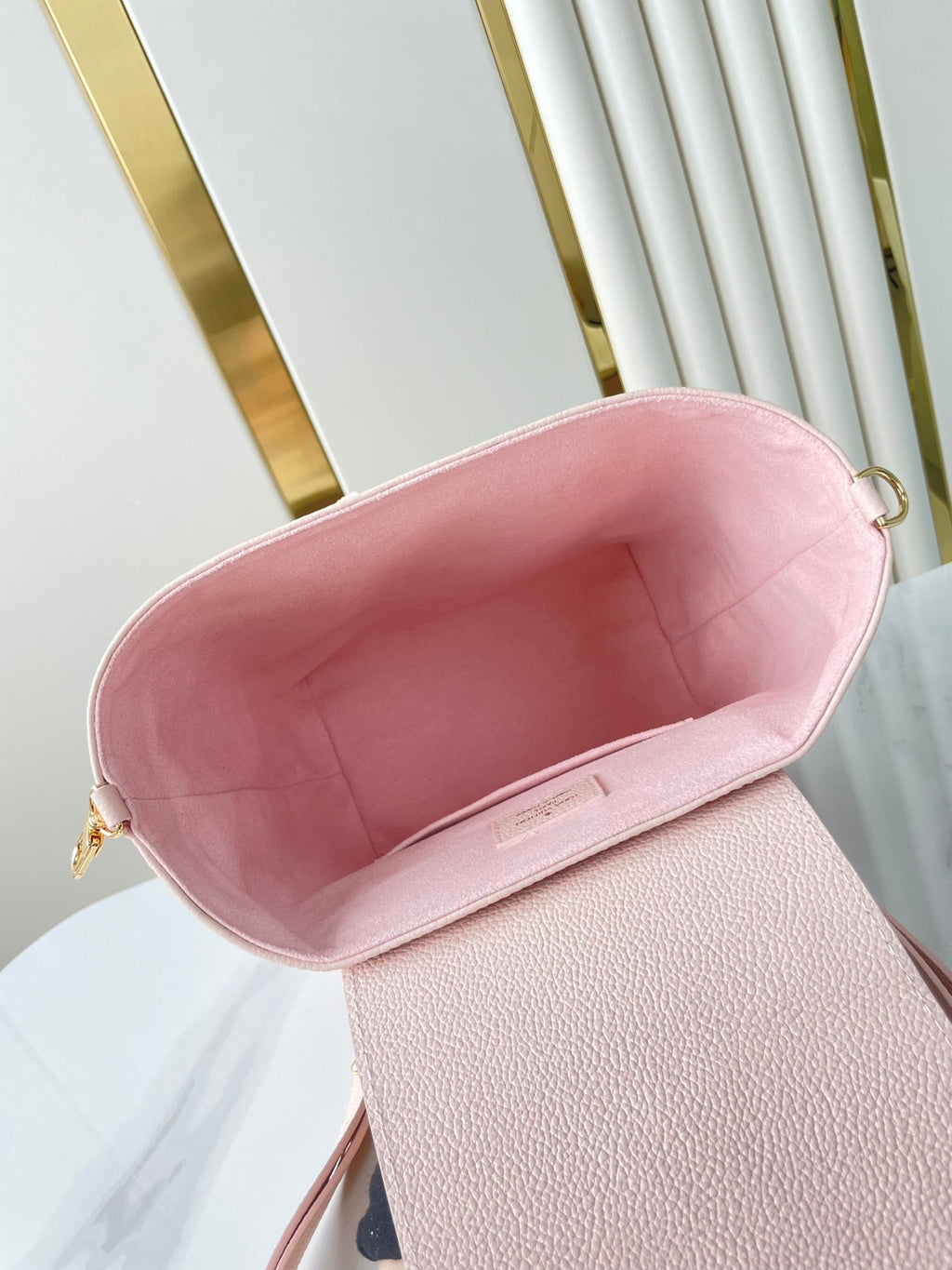SAC À DOS DE SECOURS 22 EN CUIR EMPREINTE MONOGRAMME ROSE CLAIR