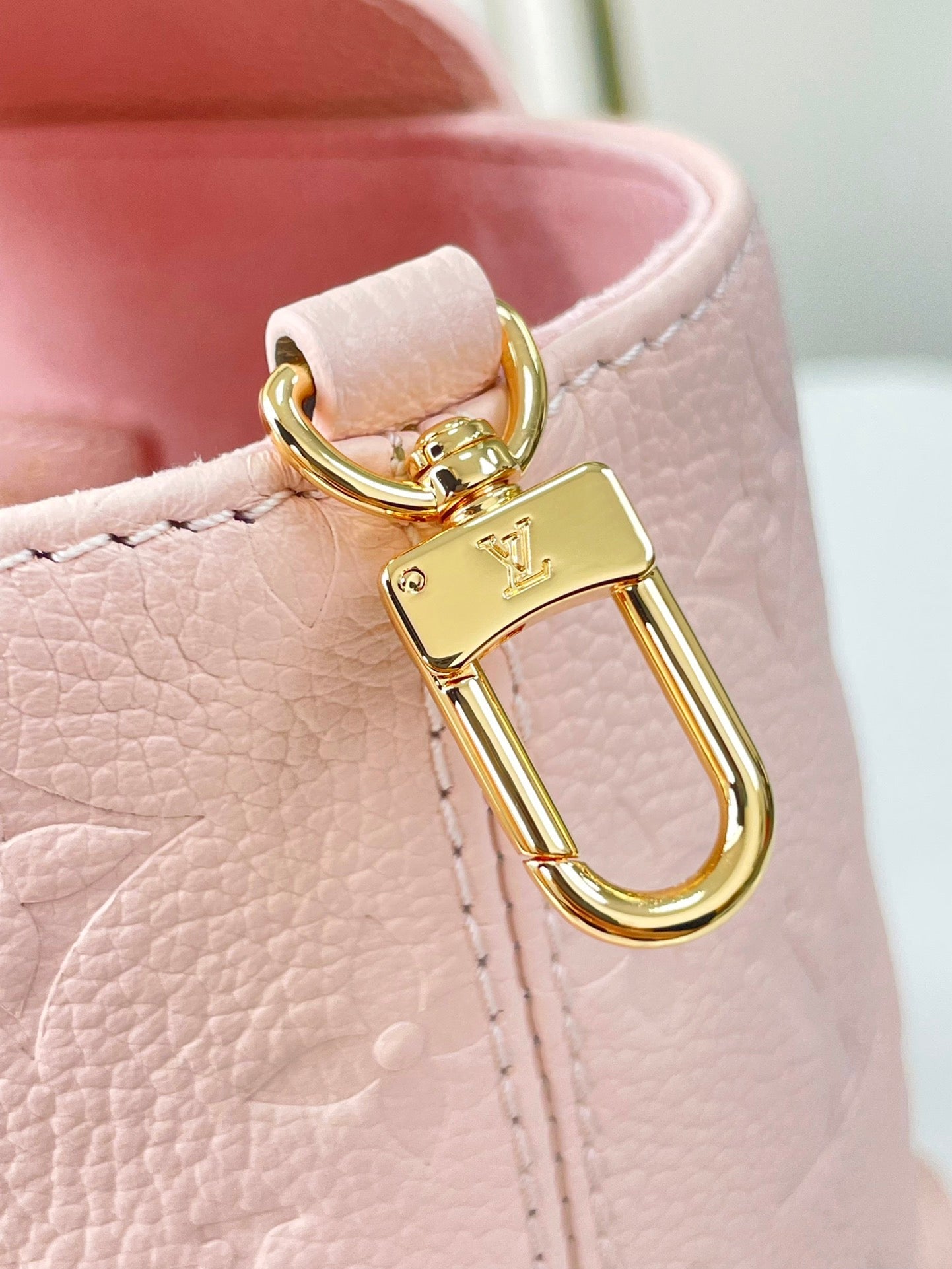 SAC À DOS DE SECOURS 22 EN CUIR EMPREINTE MONOGRAMME ROSE CLAIR