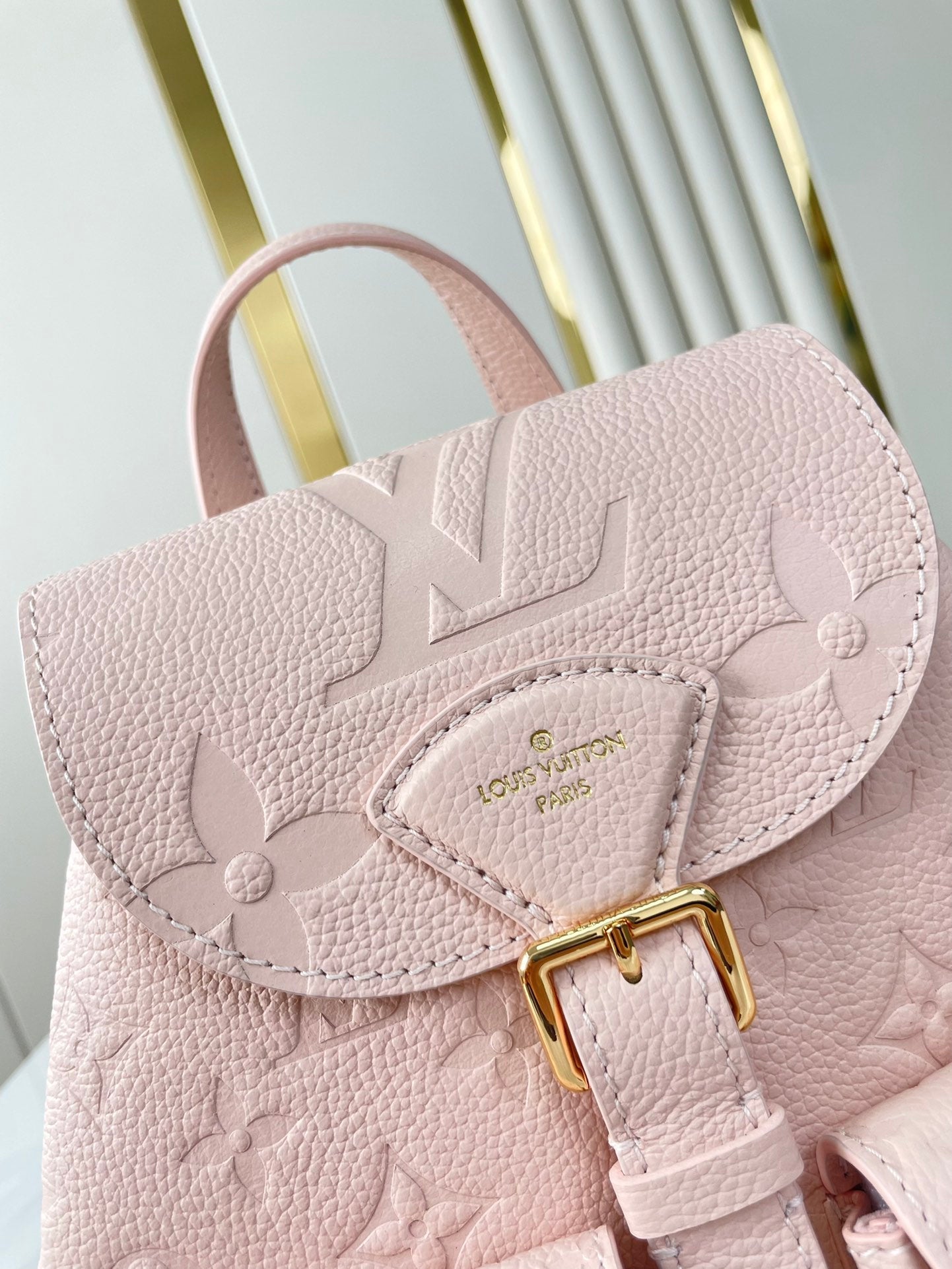 SAC À DOS DE SECOURS 22 EN CUIR EMPREINTE MONOGRAMME ROSE CLAIR