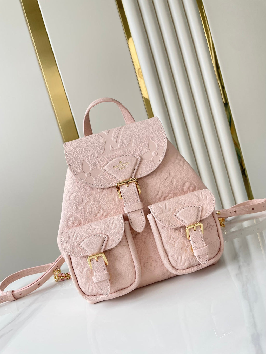 SAC À DOS DE SECOURS 22 EN CUIR EMPREINTE MONOGRAMME ROSE CLAIR