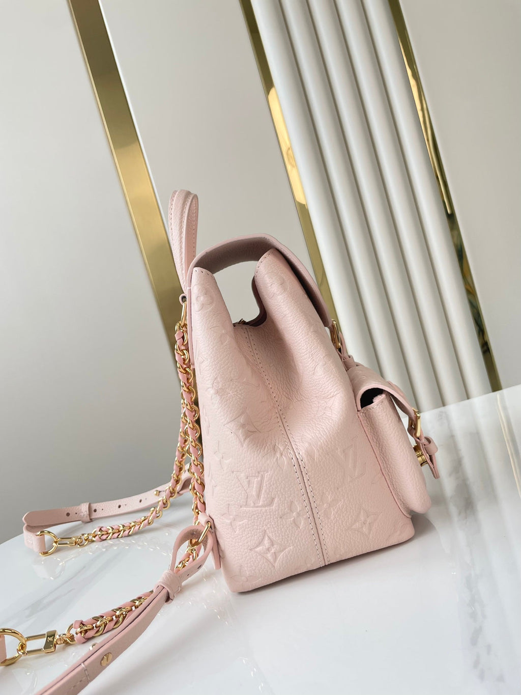 SAC À DOS DE SECOURS 22 EN CUIR EMPREINTE MONOGRAMME ROSE CLAIR