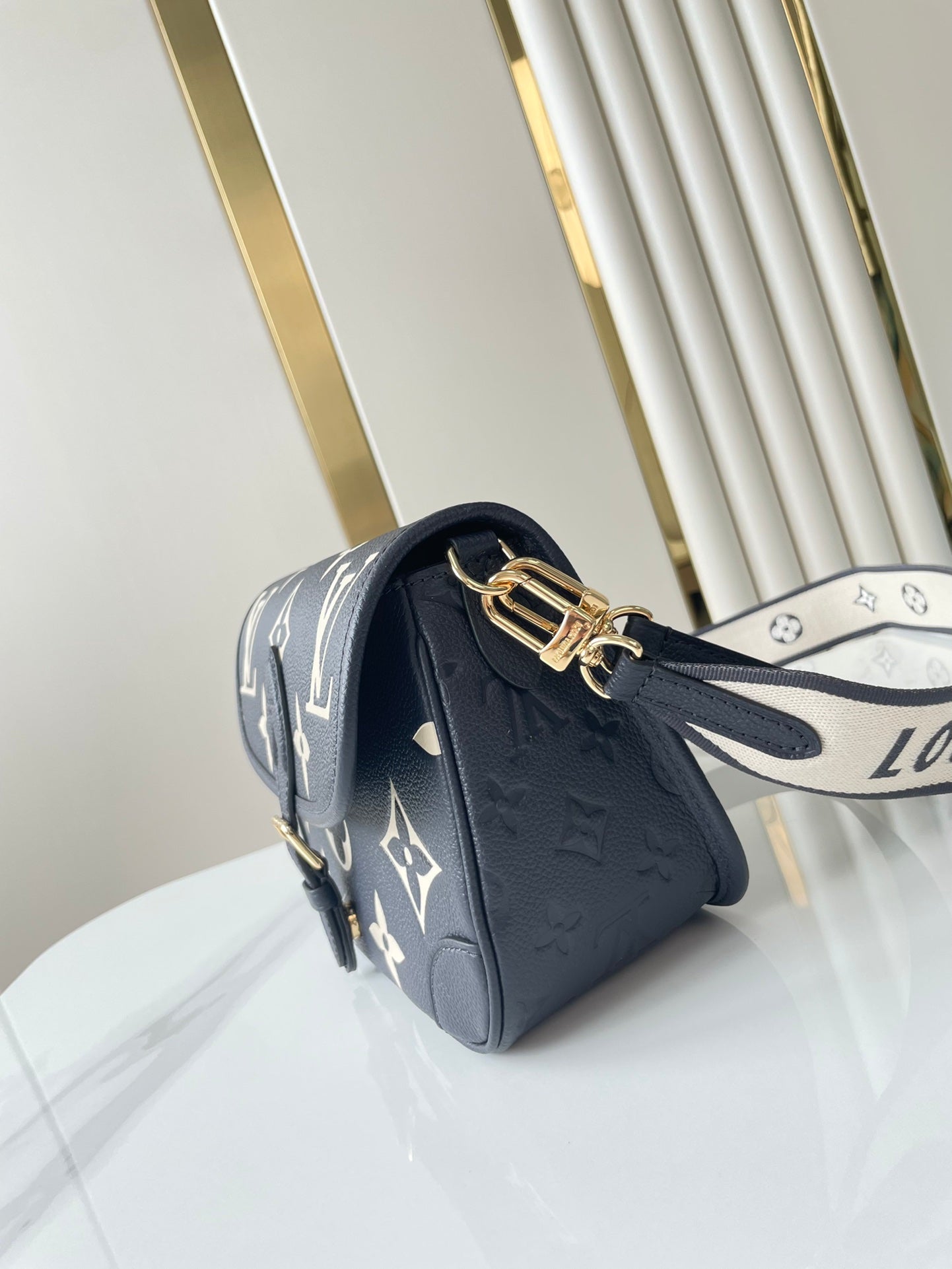 DIANE 23 EN CUIR EMPREINTE MONOGRAMME BLEU MARINE FONCÉ CRÈME