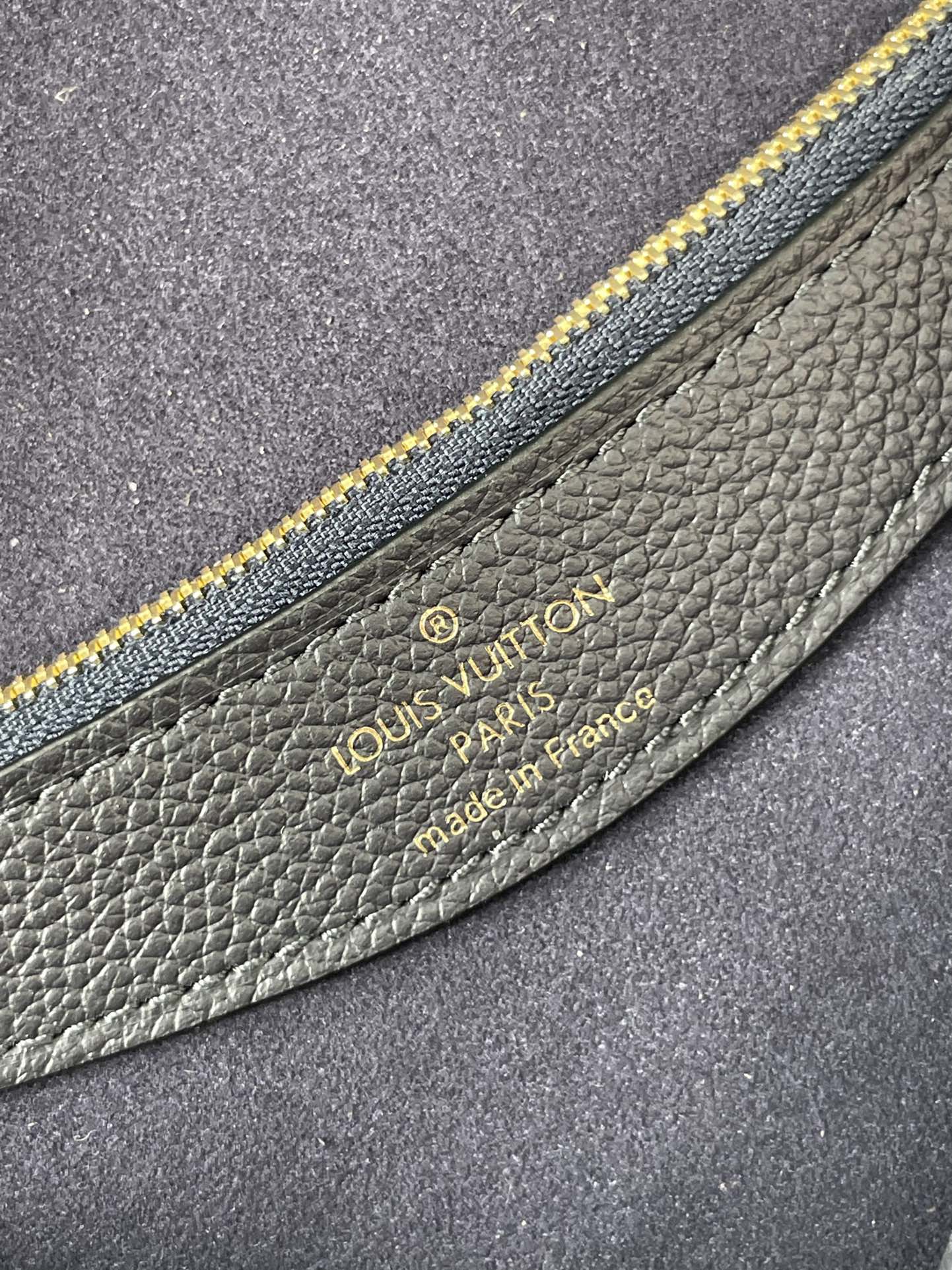 DIANE 23 EN CUIR EMPREINTE MONOGRAMME BLEU MARINE FONCÉ CRÈME