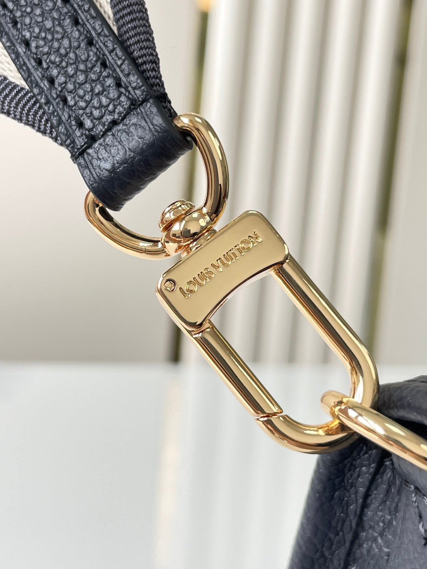DIANE 23 EN CUIR EMPREINTE MONOGRAMME BLEU MARINE FONCÉ CRÈME