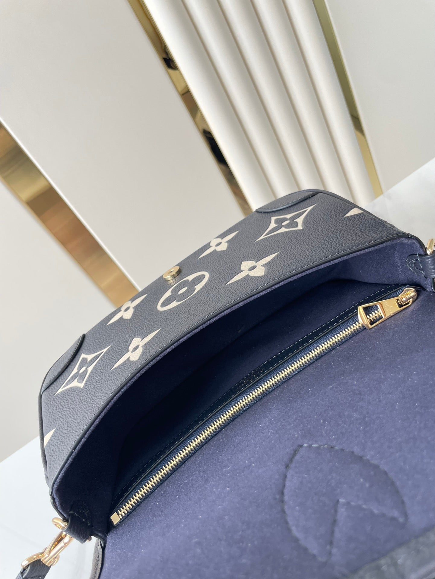 DIANE 23 EN CUIR EMPREINTE MONOGRAMME BLEU MARINE FONCÉ CRÈME
