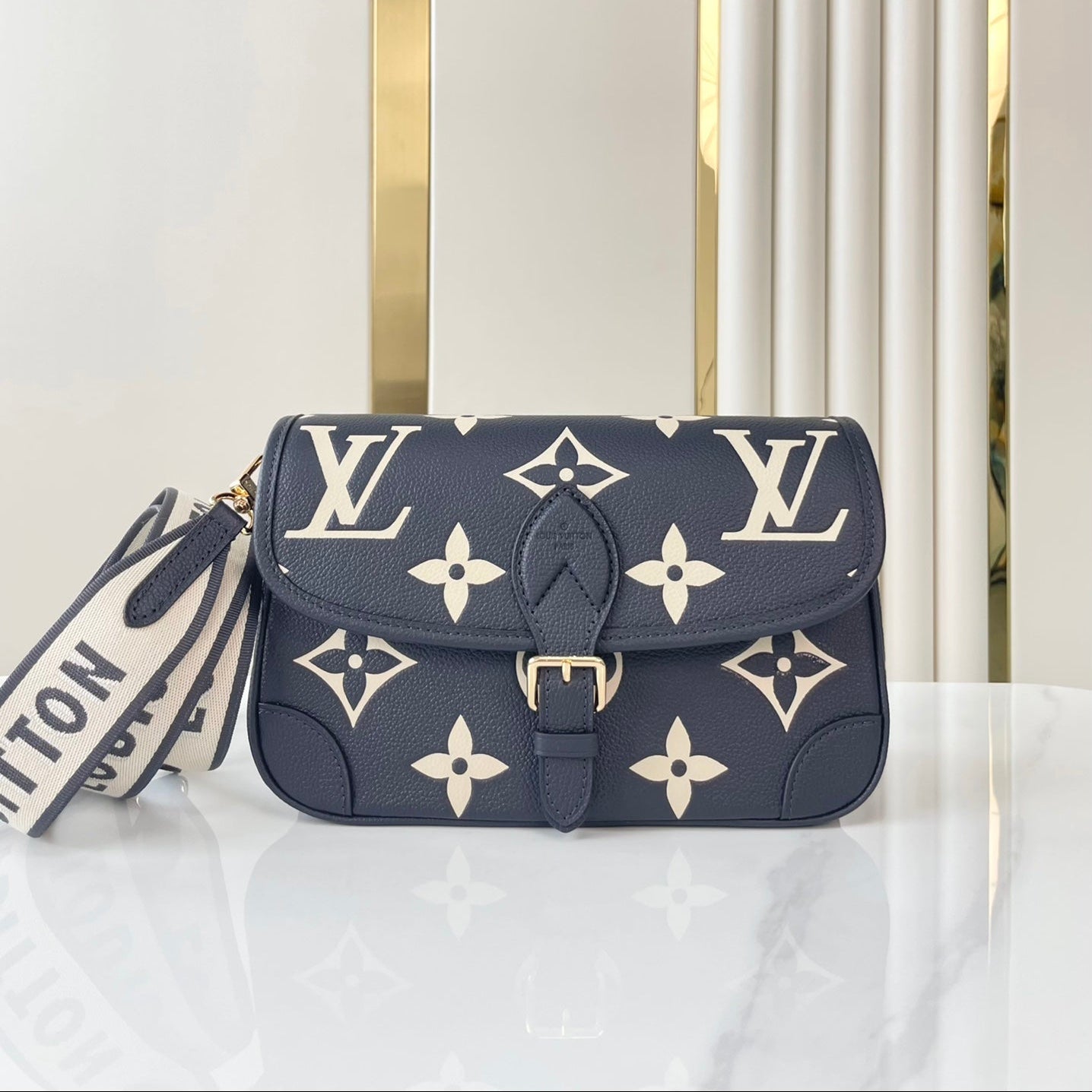 DIANE 23 EN CUIR EMPREINTE MONOGRAMME BLEU MARINE FONCÉ CRÈME