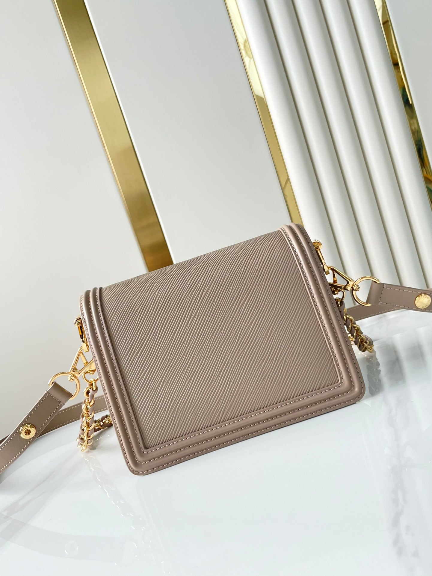 DAUPHINE MINI 20 EN CUIR DE VEAU GRAINÉ ÉPI MARRON MOYEN, ACIER DORÉ