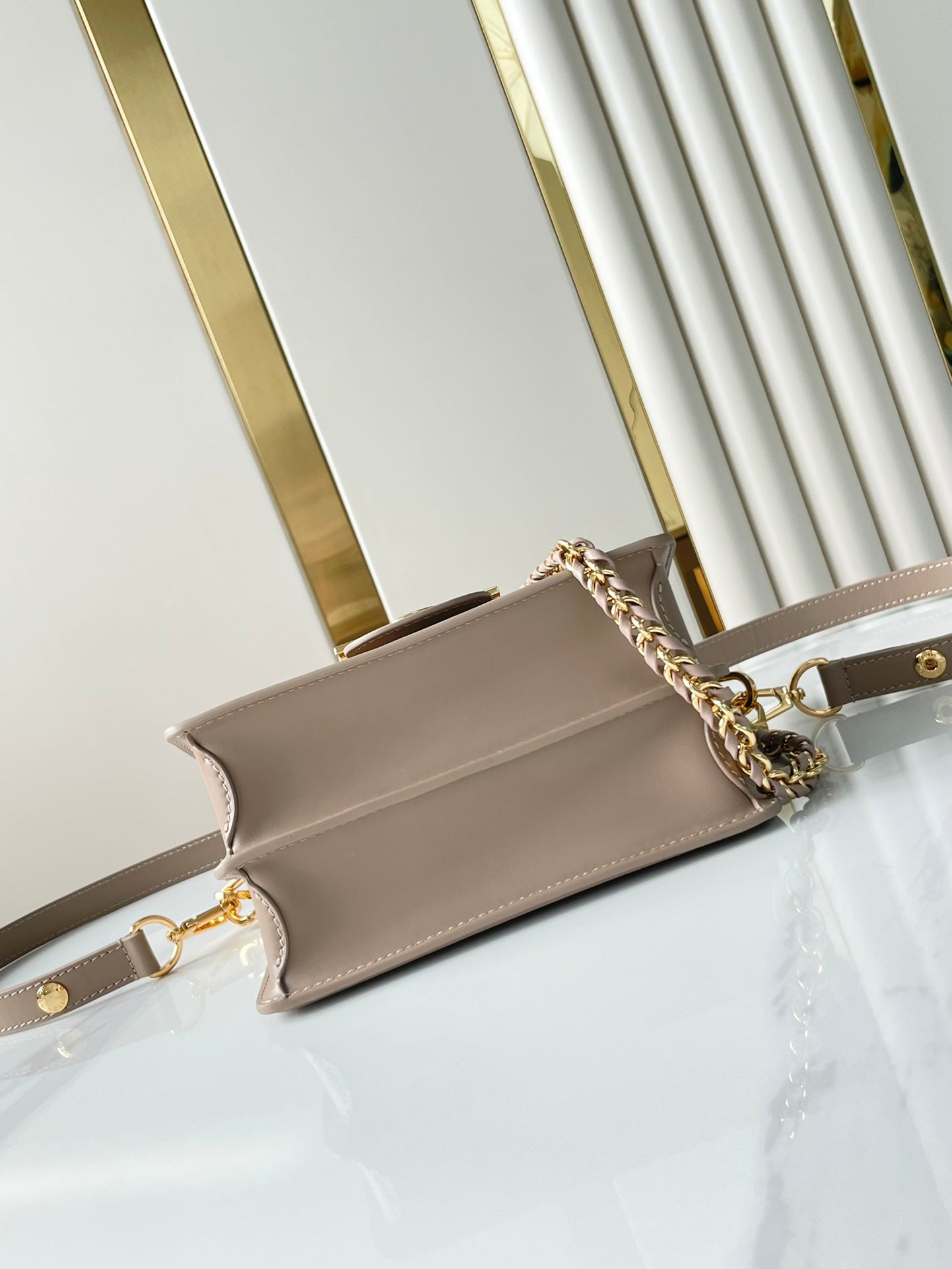 DAUPHINE MINI 20 EN CUIR DE VEAU GRAINÉ ÉPI MARRON MOYEN, ACIER DORÉ