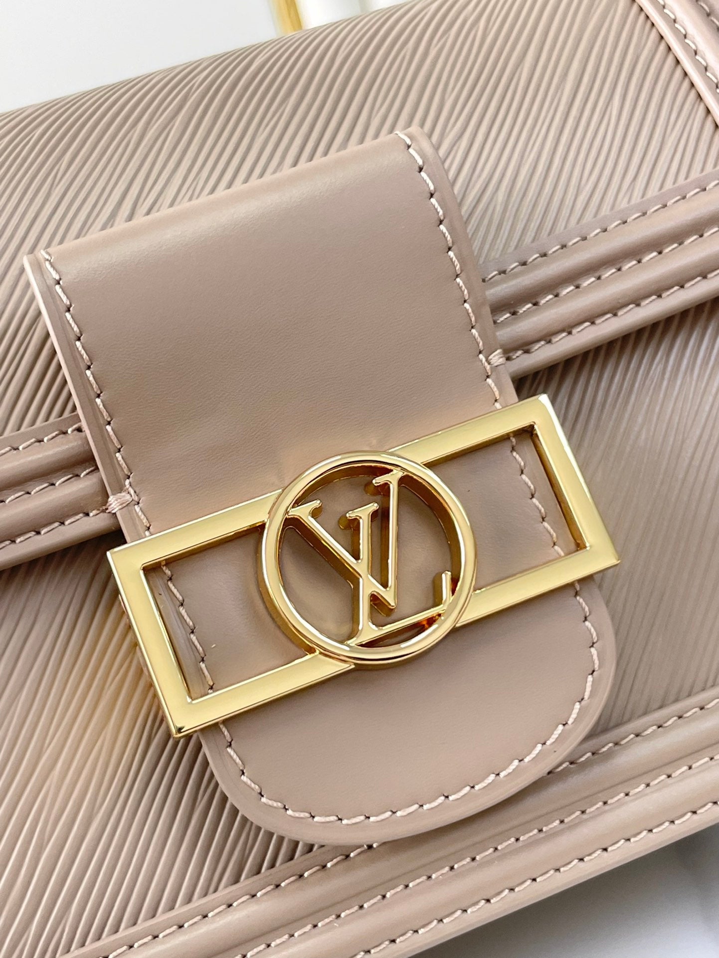 DAUPHINE MINI 20 EN CUIR DE VEAU GRAINÉ ÉPI MARRON MOYEN, ACIER DORÉ