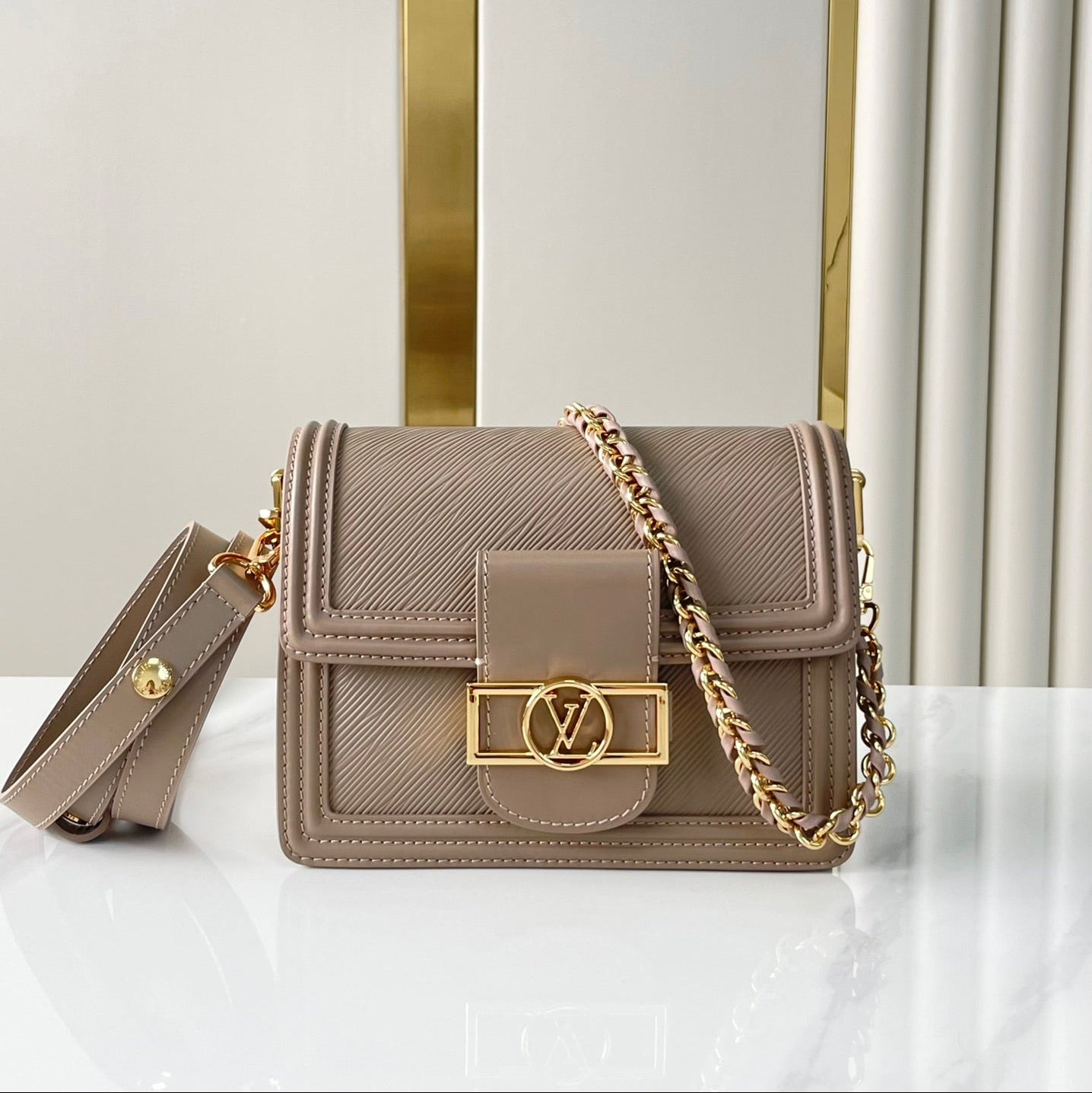 DAUPHINE MINI 20 EN CUIR DE VEAU GRAINÉ ÉPI MARRON MOYEN, ACIER DORÉ
