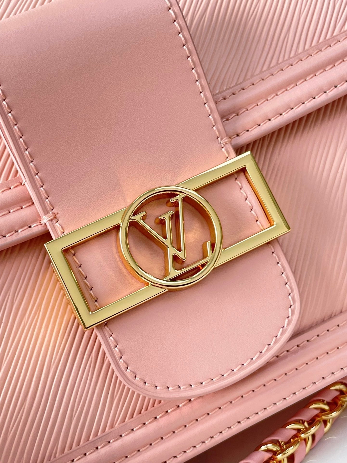 DAUPHINE MM 25 EN CUIR DE VEAU GRAINÉ ÉPI ROSE CLAIR, ACIER DORÉ