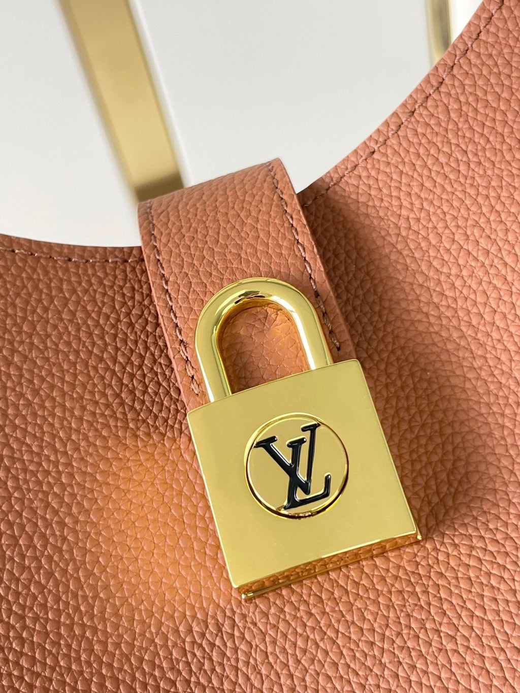 SAC À BANDOULIÈRE DISCRÈTE 26 EN CUIR DE VEAU GRAINÉ COGNAC BOUCLE DORÉE