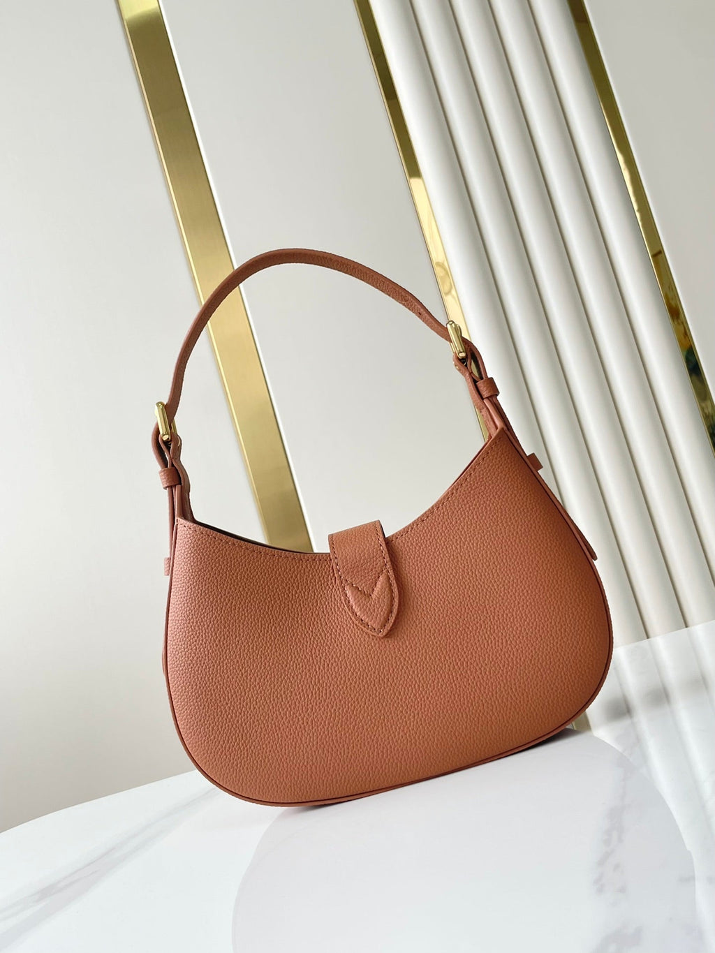 SAC À BANDOULIÈRE DISCRÈTE 26 EN CUIR DE VEAU GRAINÉ COGNAC BOUCLE DORÉE