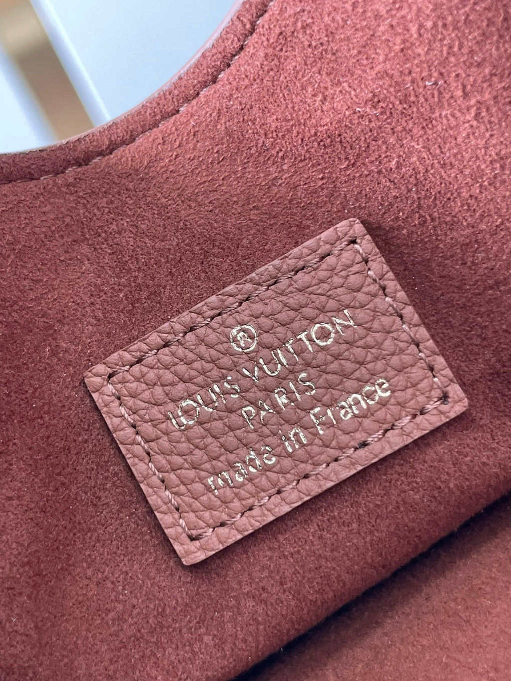 SAC À BANDOULIÈRE DISCRÈTE 26 EN CUIR DE VEAU GRAINÉ COGNAC BOUCLE DORÉE