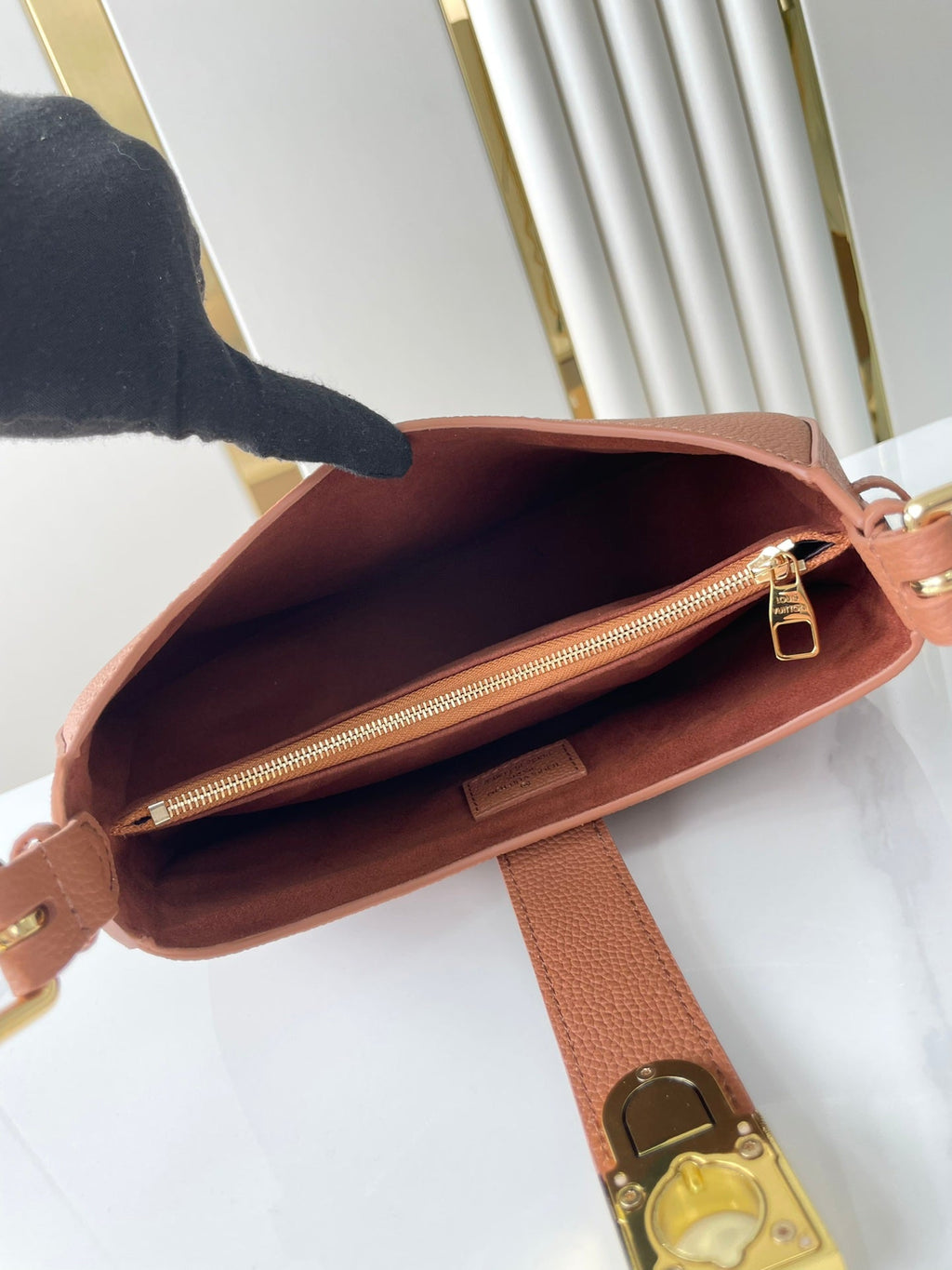 SAC À BANDOULIÈRE DISCRÈTE 26 EN CUIR DE VEAU GRAINÉ COGNAC BOUCLE DORÉE