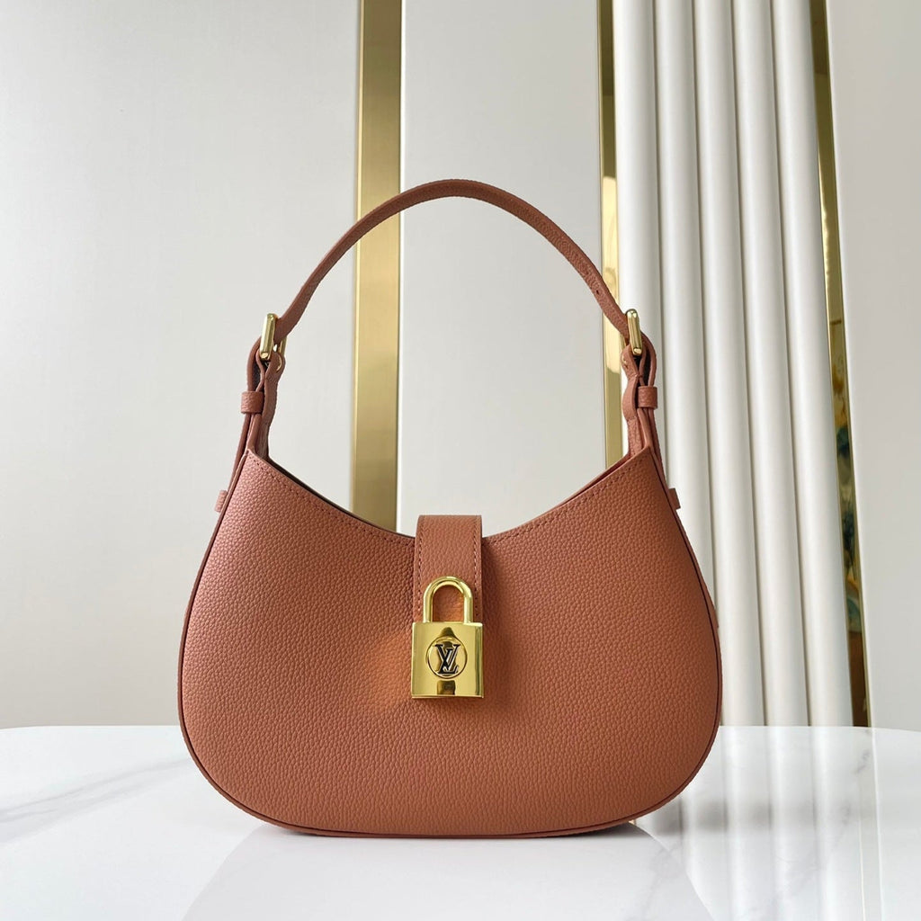 SAC À BANDOULIÈRE DISCRÈTE 26 EN CUIR DE VEAU GRAINÉ COGNAC BOUCLE DORÉE