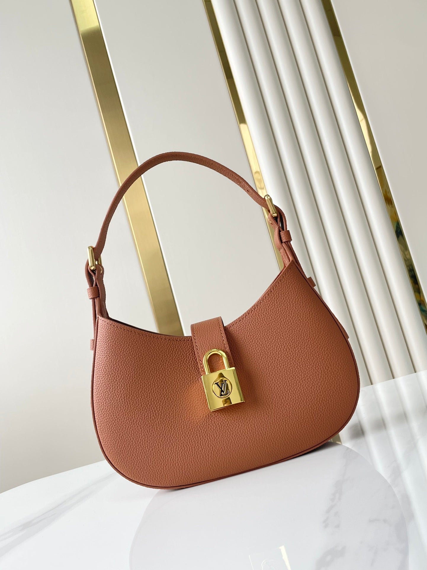 SAC À BANDOULIÈRE DISCRÈTE 26 EN CUIR DE VEAU GRAINÉ COGNAC BOUCLE DORÉE