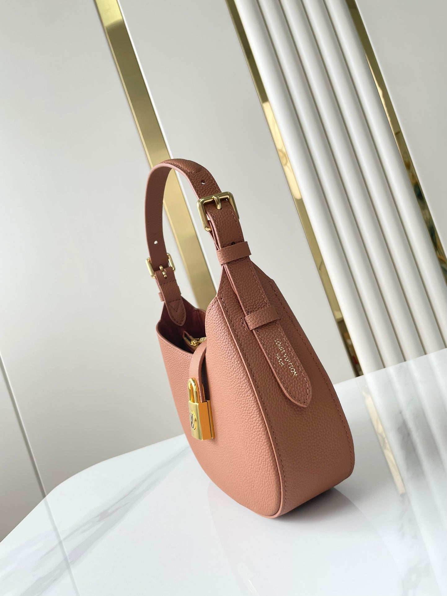 SAC À BANDOULIÈRE DISCRÈTE 26 EN CUIR DE VEAU GRAINÉ COGNAC BOUCLE DORÉE
