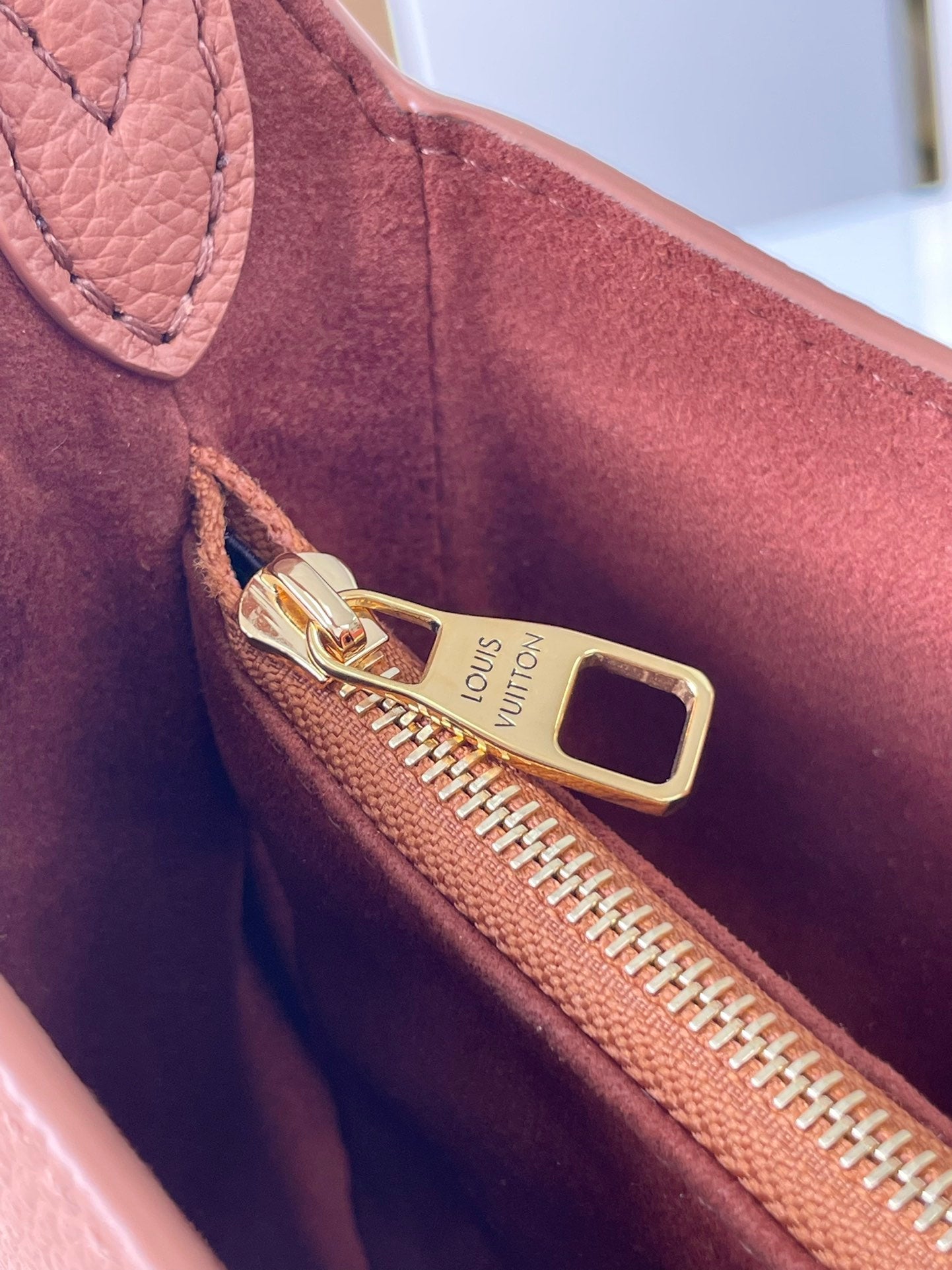SAC À BANDOULIÈRE DISCRÈTE 26 EN CUIR DE VEAU GRAINÉ COGNAC BOUCLE DORÉE