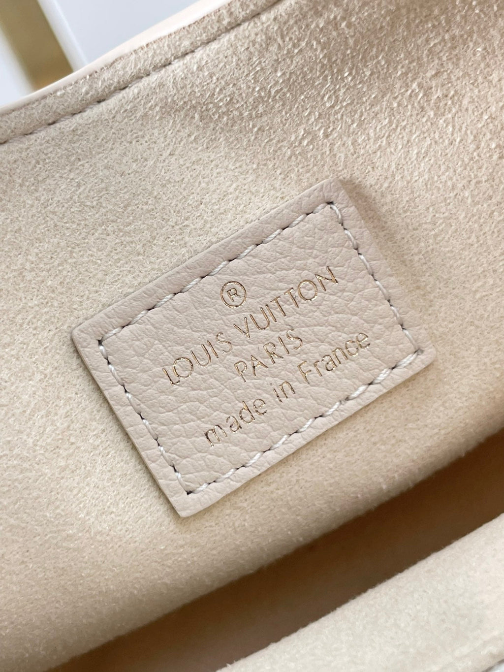 SAC À BANDOULIÈRE DISCRÈTE 26 EN CUIR DE VEAU GRAINÉ QUARTZ BOUCLE DORÉE