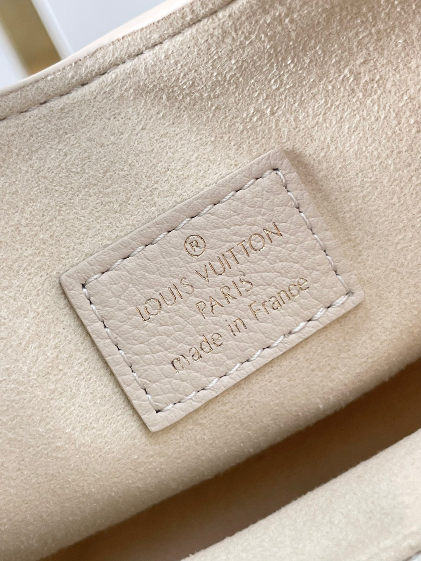 SAC À BANDOULIÈRE DISCRÈTE 26 EN CUIR DE VEAU GRAINÉ QUARTZ BOUCLE DORÉE