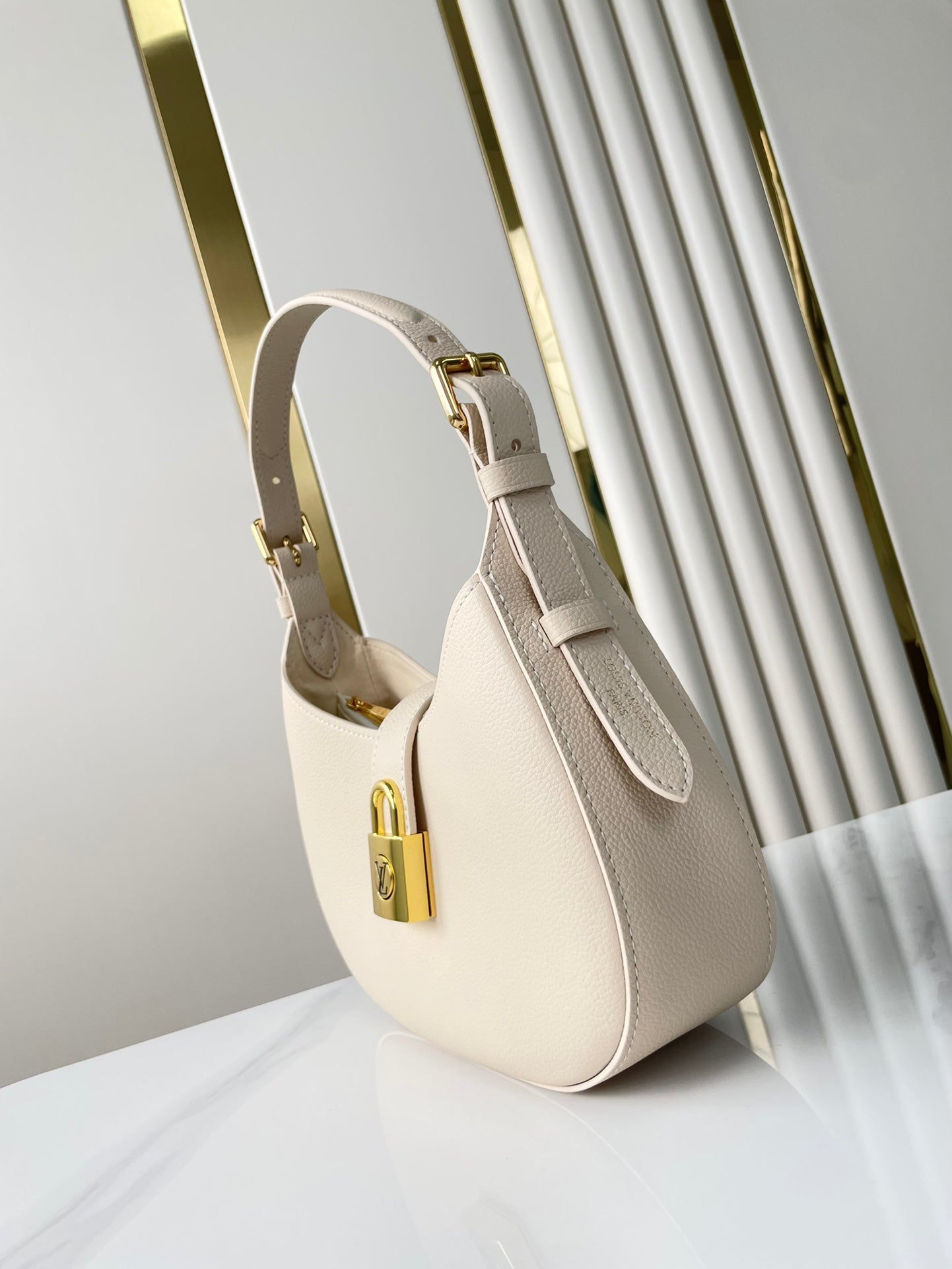 SAC À BANDOULIÈRE DISCRÈTE 26 EN CUIR DE VEAU GRAINÉ QUARTZ BOUCLE DORÉE