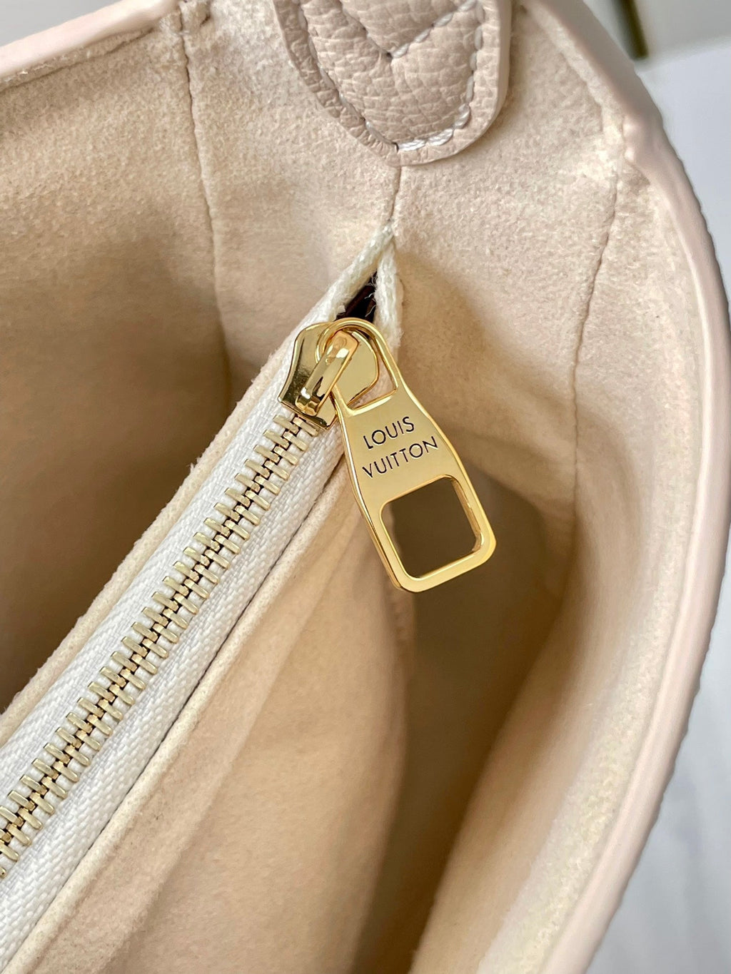 SAC À BANDOULIÈRE DISCRÈTE 26 EN CUIR DE VEAU GRAINÉ QUARTZ BOUCLE DORÉE
