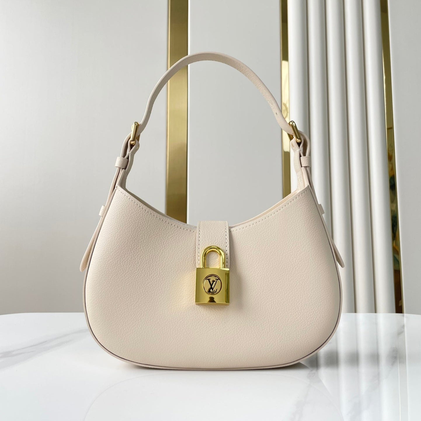 SAC À BANDOULIÈRE DISCRÈTE 26 EN CUIR DE VEAU GRAINÉ QUARTZ BOUCLE DORÉE
