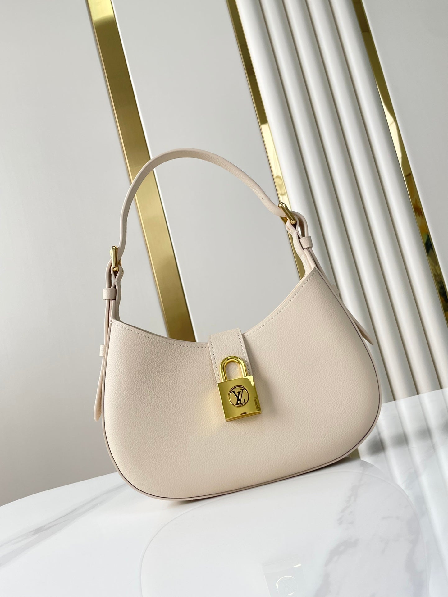 SAC À BANDOULIÈRE DISCRÈTE 26 EN CUIR DE VEAU GRAINÉ QUARTZ BOUCLE DORÉE