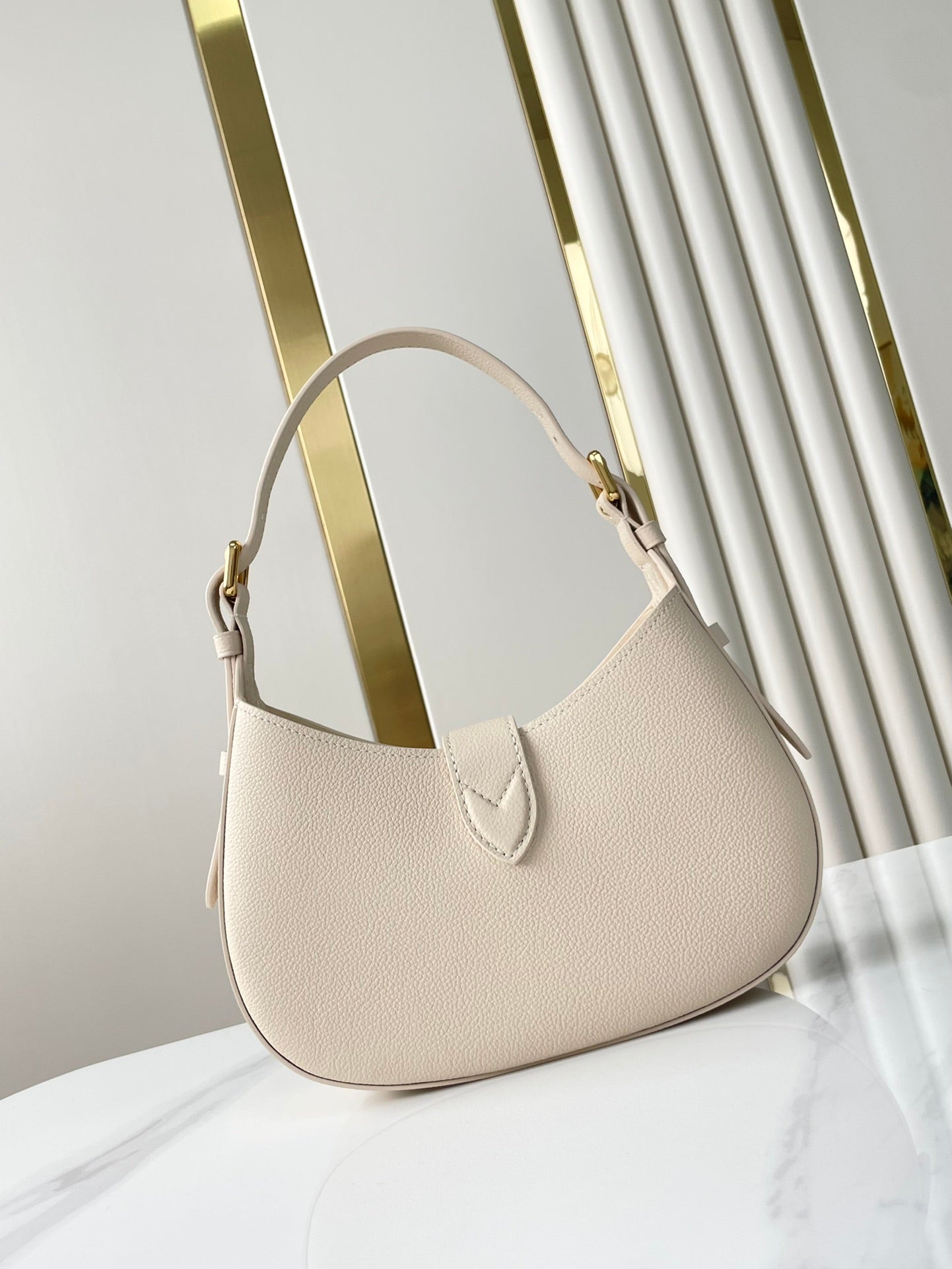 SAC À BANDOULIÈRE DISCRÈTE 26 EN CUIR DE VEAU GRAINÉ QUARTZ BOUCLE DORÉE