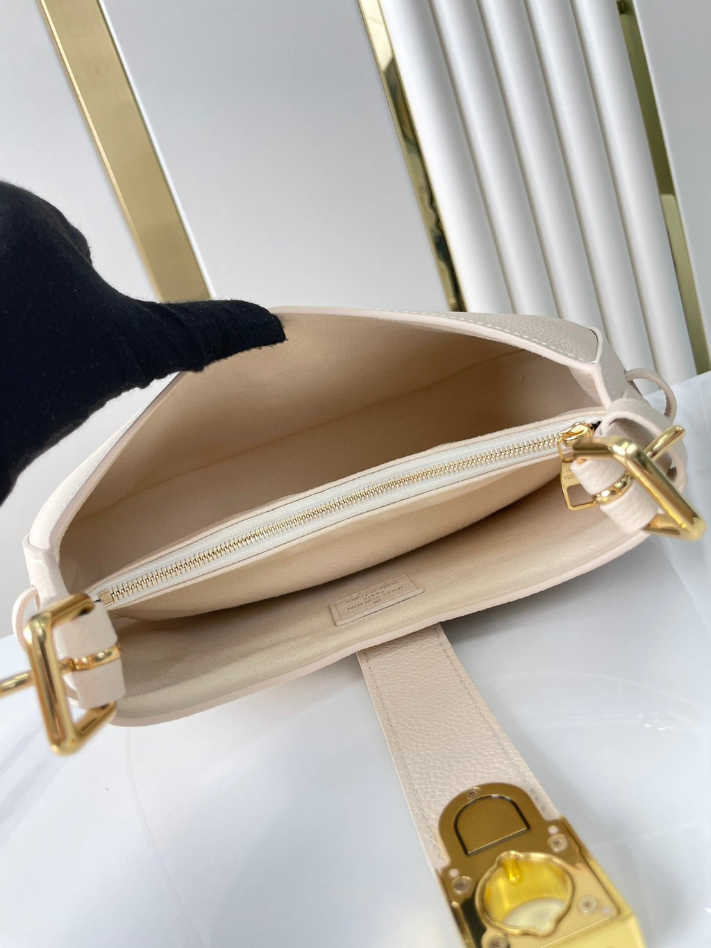 SAC À BANDOULIÈRE DISCRÈTE 26 EN CUIR DE VEAU GRAINÉ QUARTZ BOUCLE DORÉE