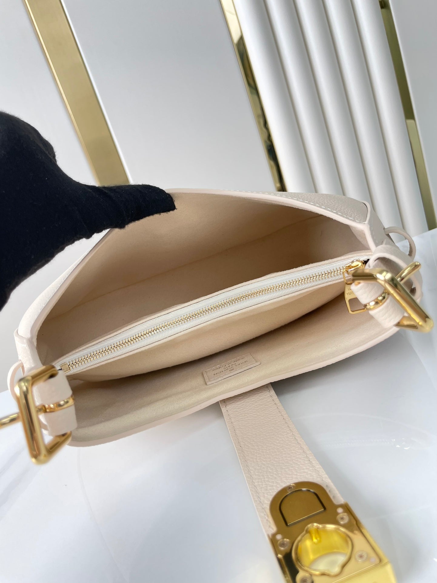 SAC À BANDOULIÈRE DISCRÈTE 26 EN CUIR DE VEAU GRAINÉ QUARTZ BOUCLE DORÉE