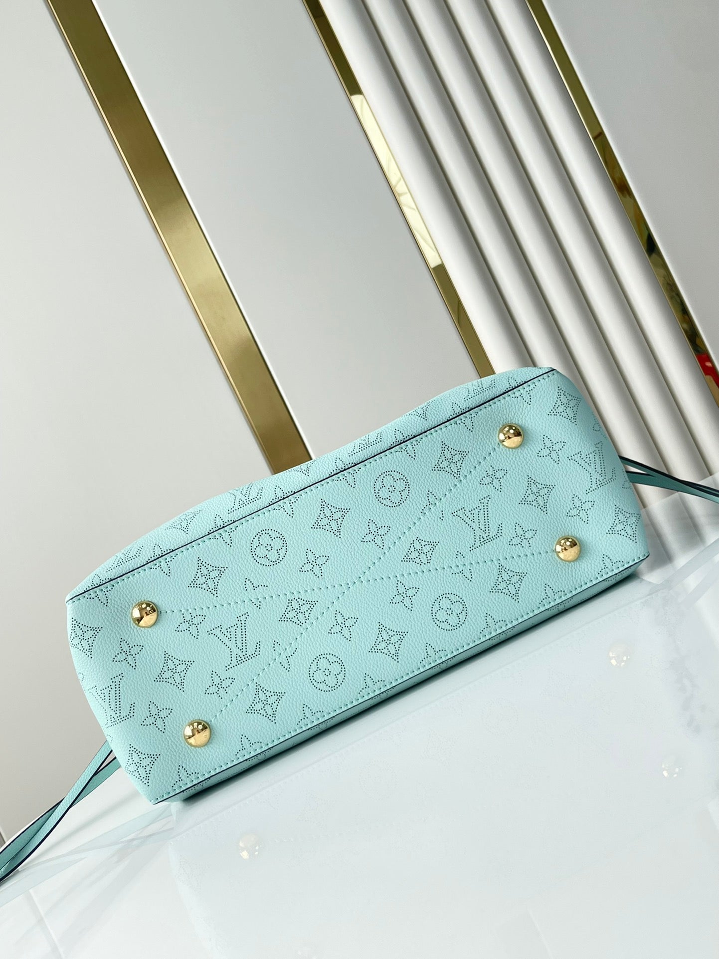 Sac cabas Bella 32 en cuir de veau perforé bleu ciel avec monogramme et accessoires dorés