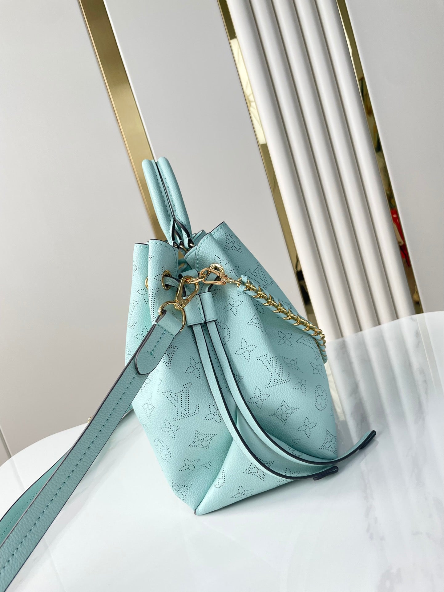 Sac cabas Bella 32 en cuir de veau perforé bleu ciel avec monogramme et accessoires dorés