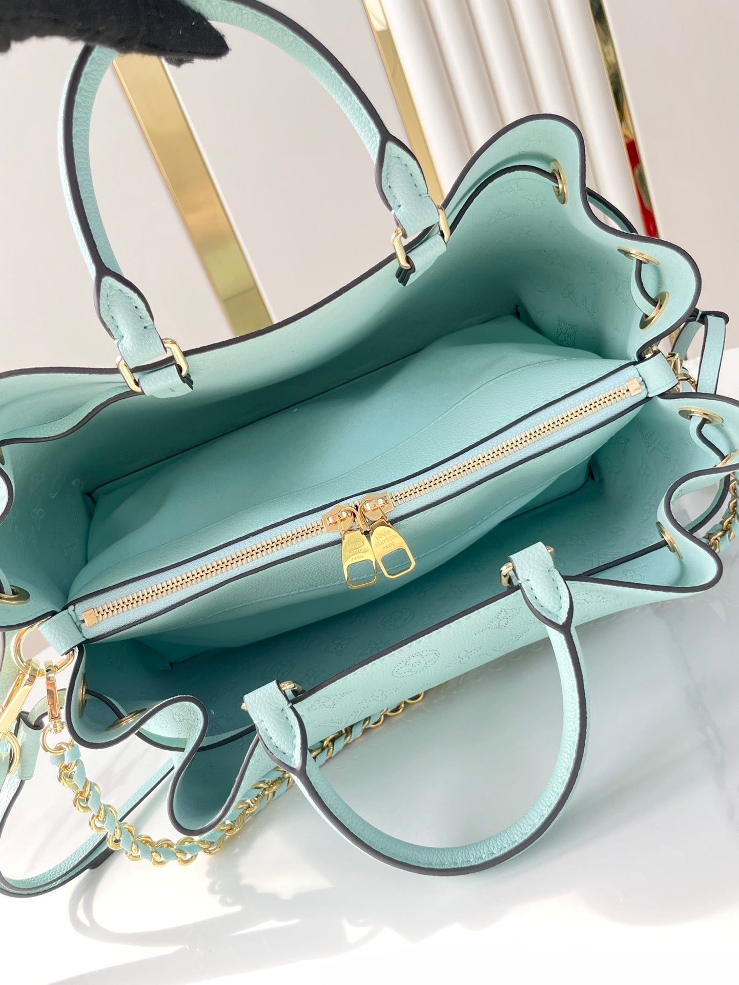 Sac cabas Bella 32 en cuir de veau perforé bleu ciel avec monogramme et accessoires dorés