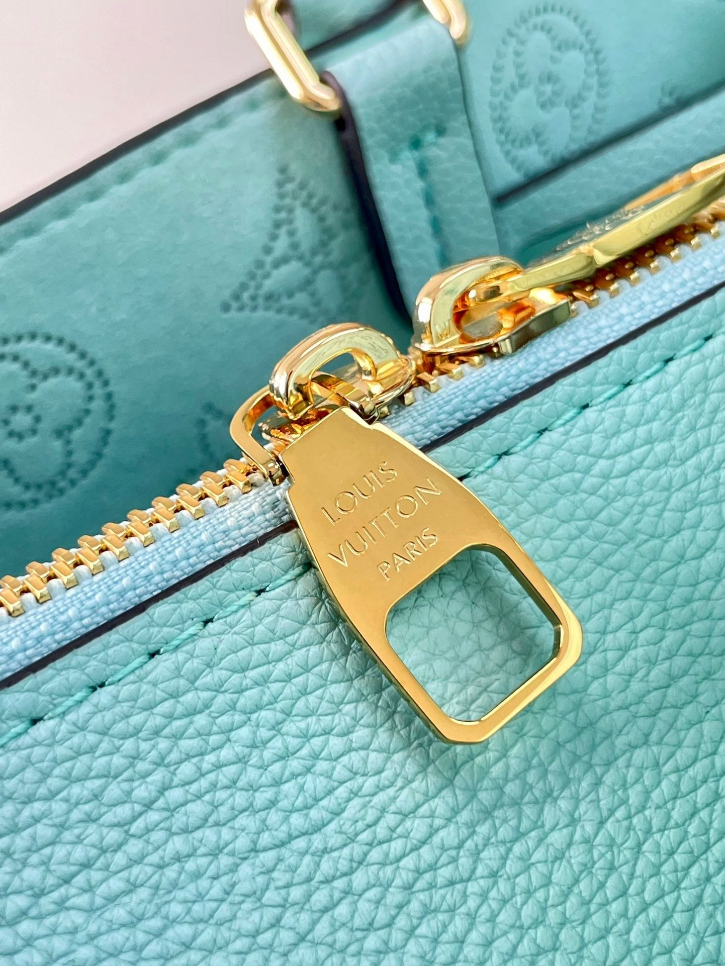 Sac cabas Bella 32 en cuir de veau perforé bleu ciel avec monogramme et accessoires dorés