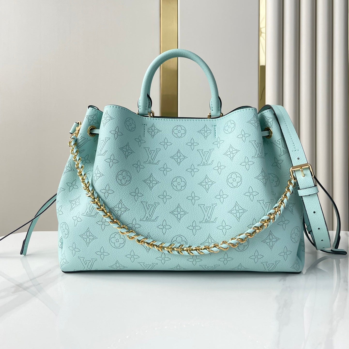 Sac cabas Bella 32 en cuir de veau perforé bleu ciel avec monogramme et accessoires dorés